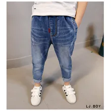Новые стильные джинсовые штаны для мальчиков осенняя одежда в Корейском стиле модные детские свободные штаны-шаровары