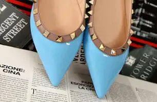 Baby blue patent Пикантные женские туфли на плоской подошве с заклепками и острым носком; женские кожаные туфли ярких цветов на плоской подошве - Цвет: Baby blue patent