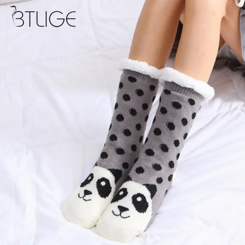 Зимние теплые носки-тапочки мягкие бархатные уплотненные нескользящие носки Для женщин милые тапочки в виде панды, собаки, полосатые, носки с узором в горошек, печатанный ковёр носки