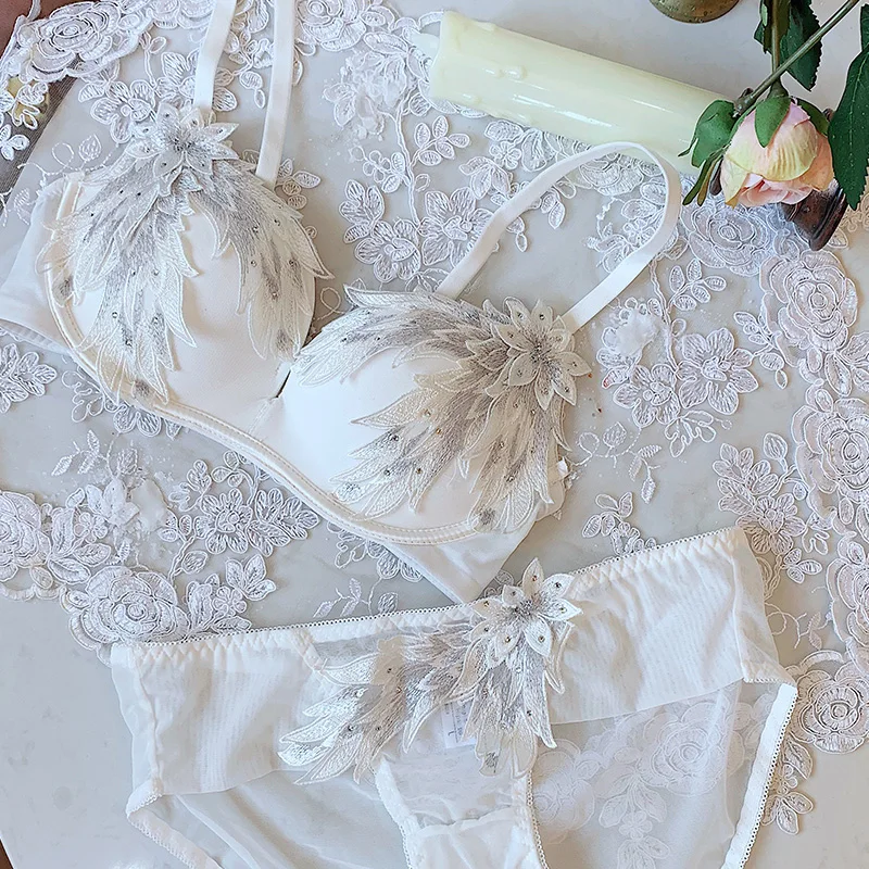 

Fashion Brand Underwear Set Sexy Lace Embroidery Wing Push Up Bra Set White Diamond and Women Bras and Panties Lingerie Set