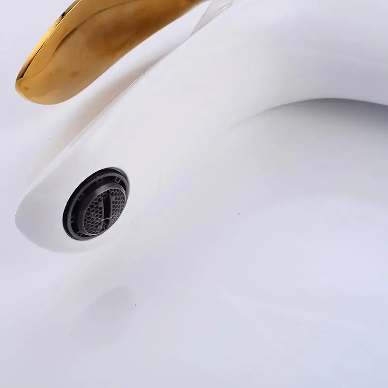 misturador de banheiro montado no gabinete unico 04