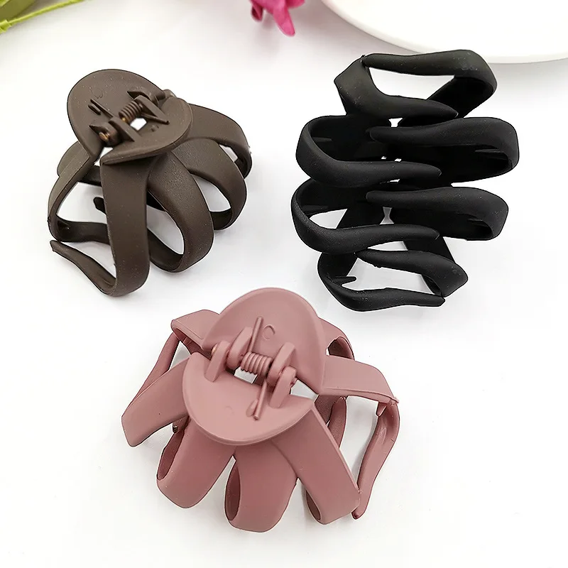 head accessories female New Solid Color Hair Claw Geometric Hollowing Simple Matte Crab Clamp for Women Girls Large Size Hair Clips Hair Accessories hair clips for women