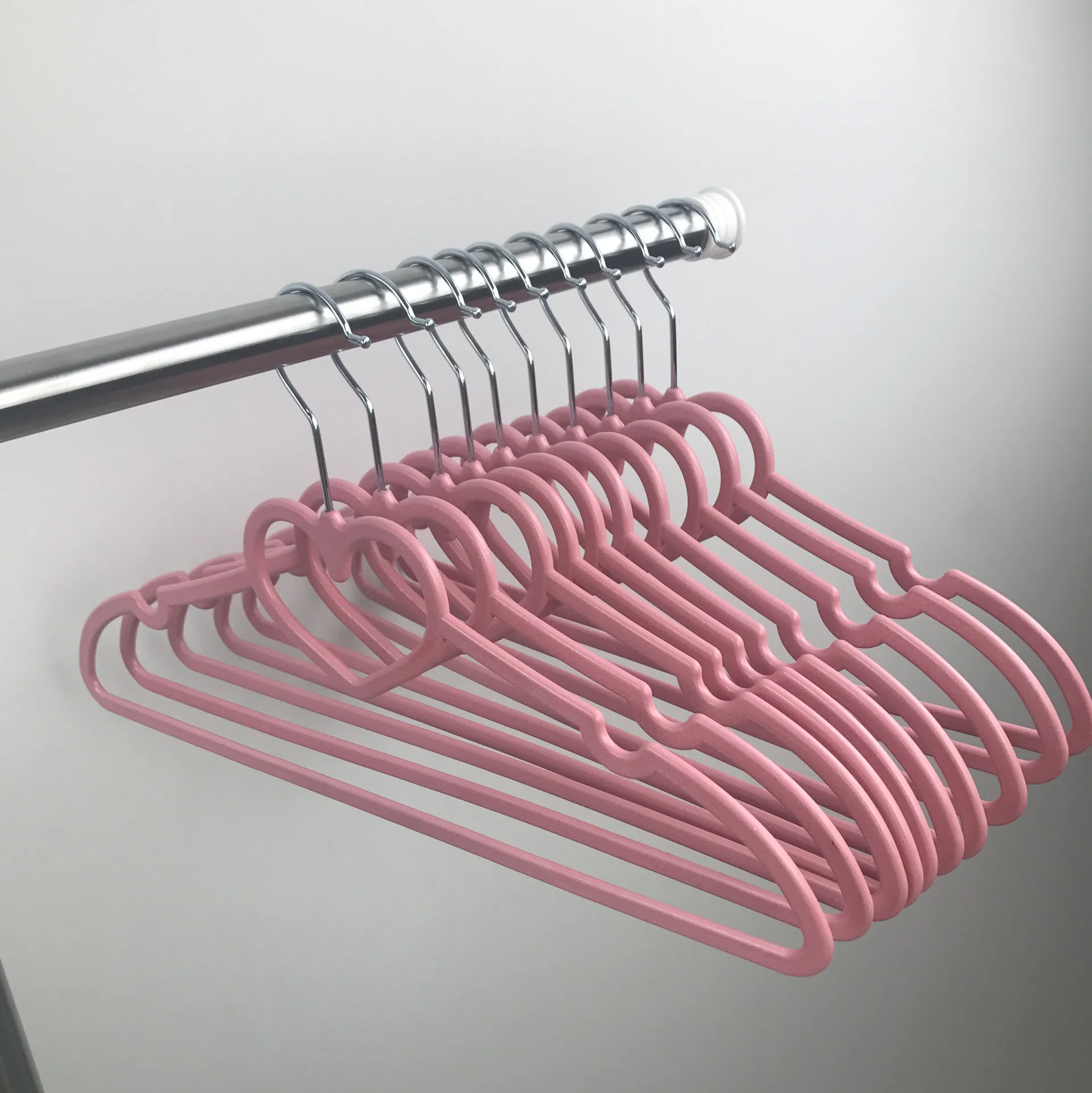 White Plastic Hangers for Clothes - Space Saving Notched Hangers - Durable  and Slim - Shoulder Grooves