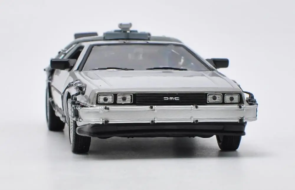 Модель литая автомобиля Welly 1/24 1:24 Назад в будущее 2 II|Наземный транспорт| |