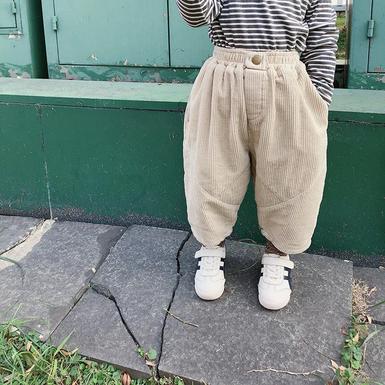 Зимние детские вельветовые штаны унисекс свободные брюки с бархатной подкладкой в Корейском стиле плотные теплые штаны для маленьких мальчиков и девочек - Цвет: Бежевый