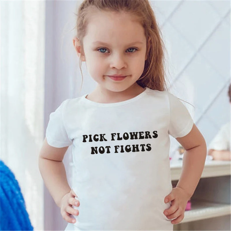 Детская футболка с надписью Pick Flower Not Fighting | одежда и обувь