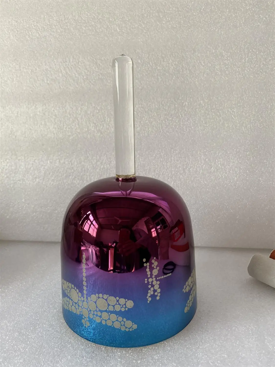 

Около 6,25 дюйма 4-й октавы D note кристалл поющая чаша блестящая смешанный синий и фиолетовый цвет 1 шт. 432 Гц с гравировкой стрекозы.