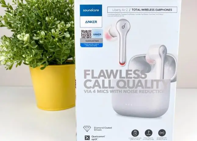 包装上印着「FLAELESS CALL QUALITY」强调Anker Liberty Air 2真无线蓝牙耳机的通话效果。