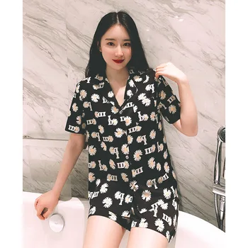 

Summer Imitated Silk Pajamas Women Ins Fashion Web Celebrity Cute Little Daisy Pajama Thin Short Sleeve Home Clothes 2-piece1798