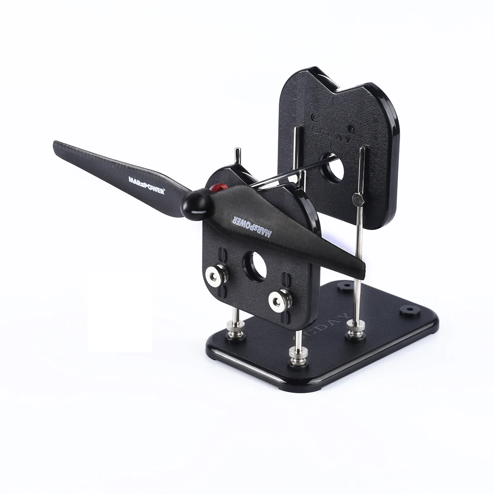 Utilisation de l'équilibreur d'hélice de précision en fibre de carbone pour quadrirotor FPV avec une hélice installée, prêt à équilibrer.
