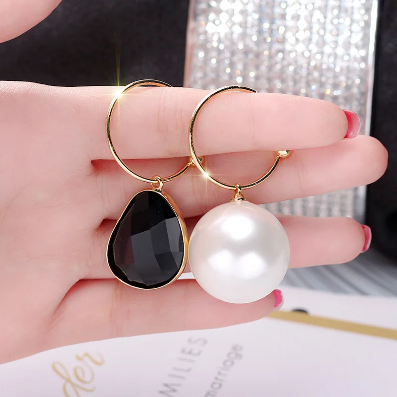 

SRCOI Black And White Geometric Pearl Earrings Classic Round Asymmetry Temperament Imitation Pearls Drop Earrings For Women