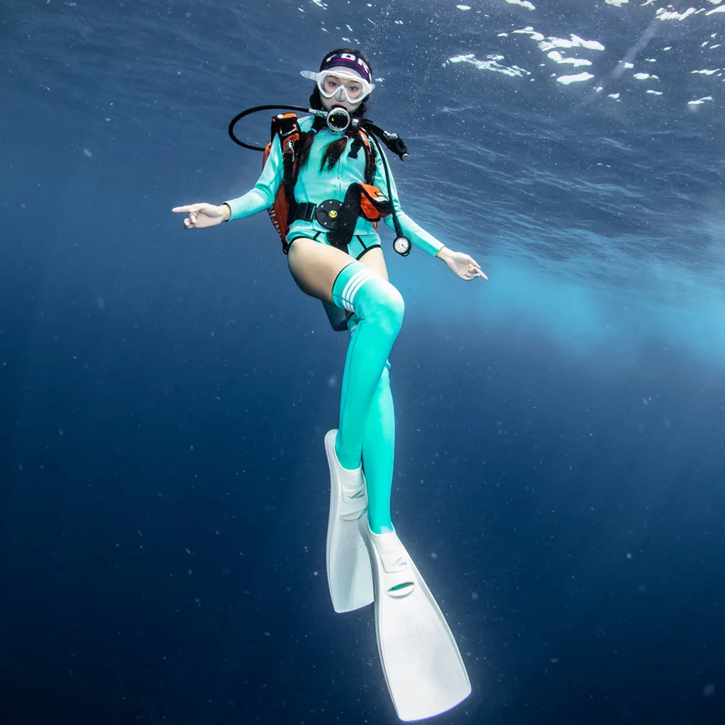 Shorty Wetsuit 2MM Neoprene Front Zip Winter Swimwear Diving Suit Blue for Women with One Dive Equipment Bag