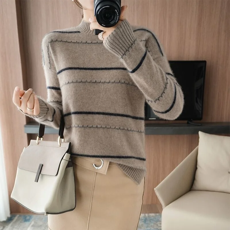 Женский вязаный свитер с длинным рукавом высоким воротом в полоску модный