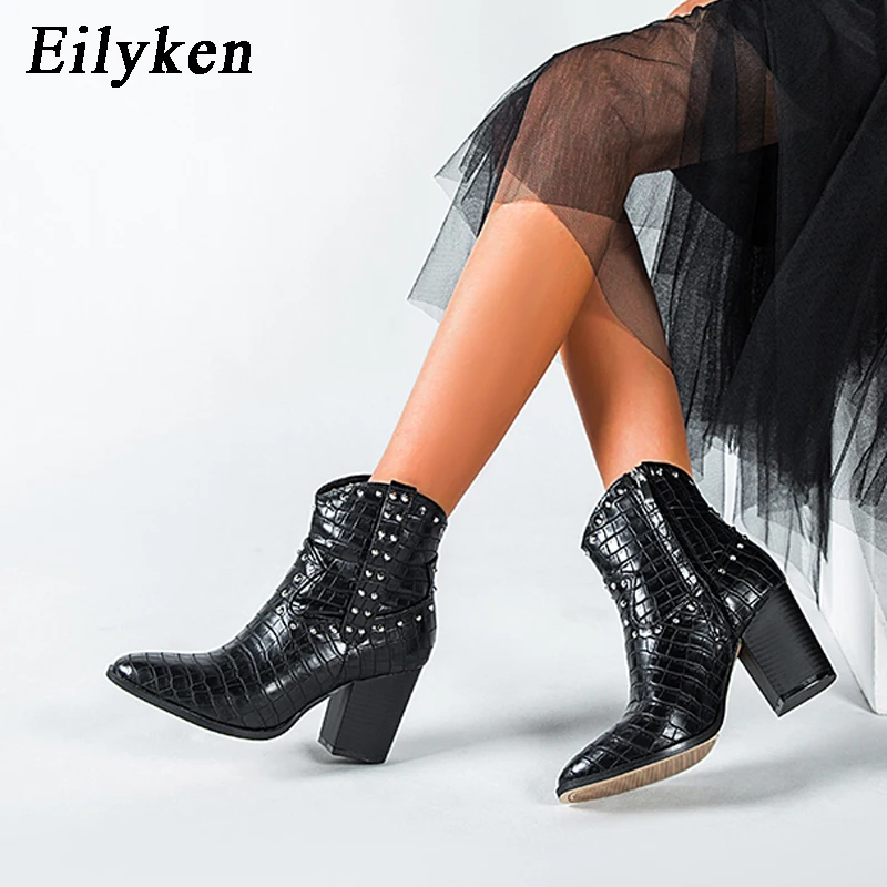 Eilyken женские ботильоны черного цвета из искусственной кожи с заклепками, на высоком каблуке; Осенняя женская обувь; квадратный каблук на платформе острый носок сапоги