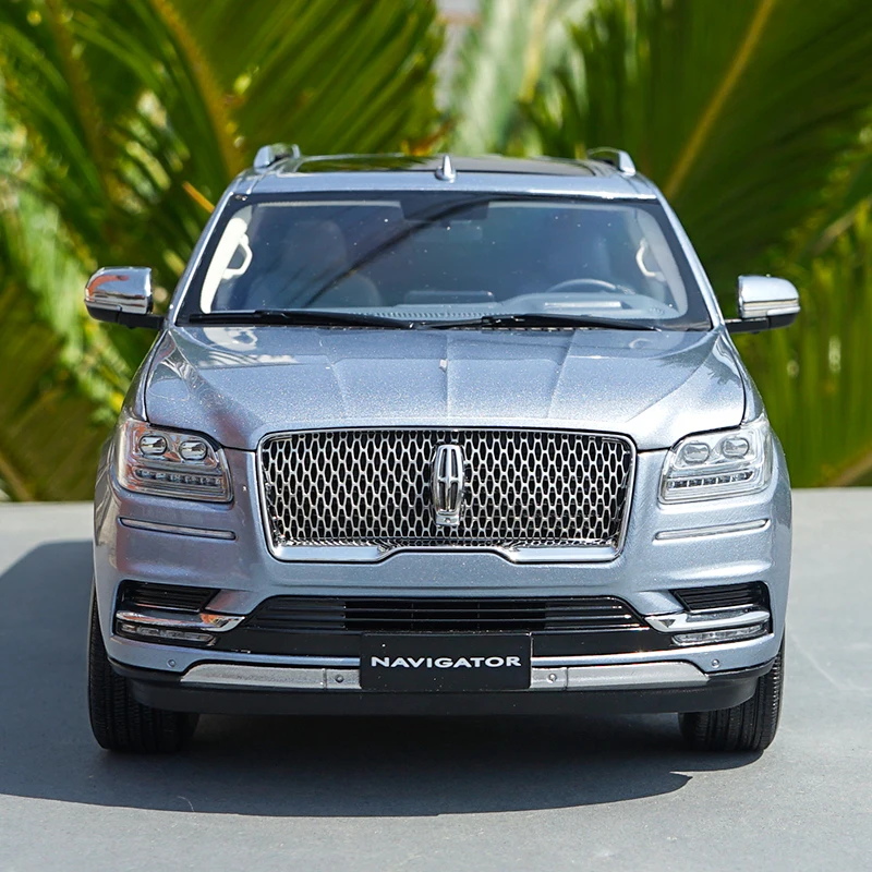 Оригинальная коллекция 1/18 года от дилера Lincoln Navigator (серебристо синий) модель