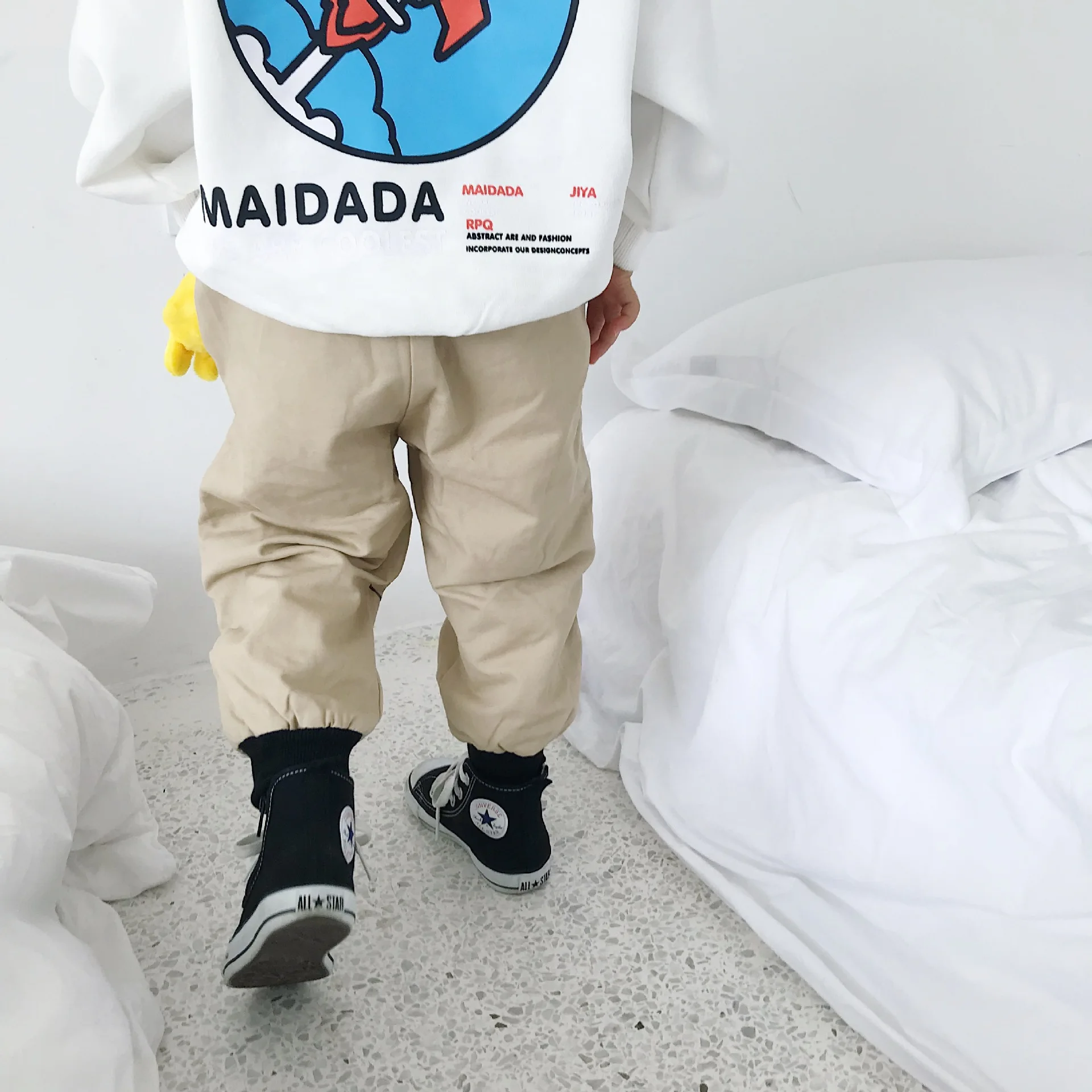 Tonytaobaby/зимнее платье; новая одежда для маленьких мальчиков и девочек; милые повседневные бархатные штаны цвета хаки с героями мультфильмов