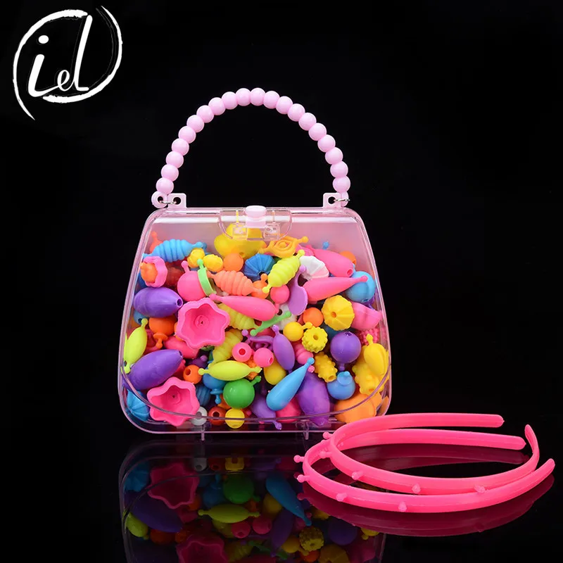 нанизывание бус на нитку. девочка бусинка. бусы на нитке. осенние бусы. ксюша нанизывает бусины.