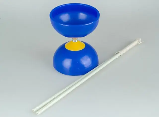 Детей пожилых людей Маленькая кожаная упаковка Diabolo с двухголовой кожаная упаковка Diabolo Пластик мягкий Diabolo с защитой от падения музыка