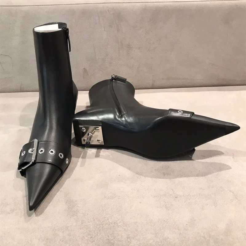 2019 г. Зимняя женская обувь Черные ботильоны в байкерском стиле модная с острым