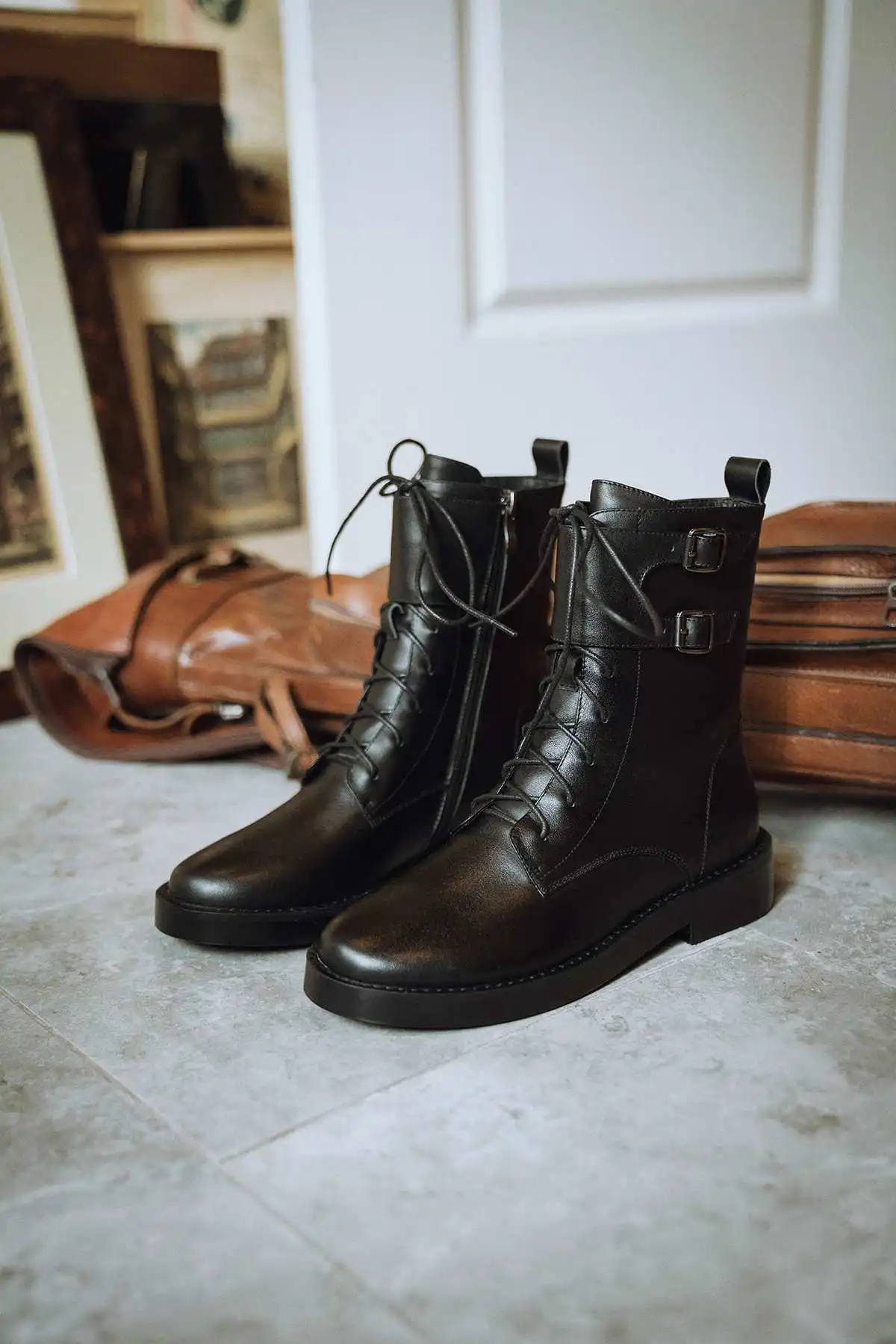 Krazing pot/ботинки «Челси» из коровьей кожи в стиле суперзвезды; Уличная обувь с круглым носком и пряжкой; Зимние ботильоны черного цвета на низком каблуке; L10