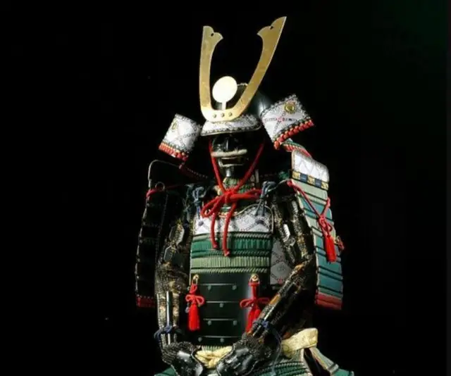 伝統的な武士の鎧 青黒オレンジ
