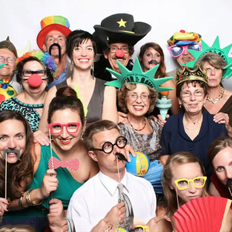 Take a party. Take a party. Новогодняя вечеринка. Радость и веселье. Девушка в компании друзей.