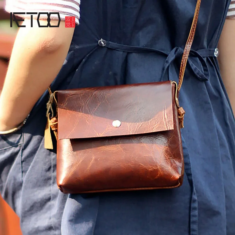 

AETOO Handmade vintage leather women's bag, temperament phone bag, mini small square bag, leather one-shoulder bag