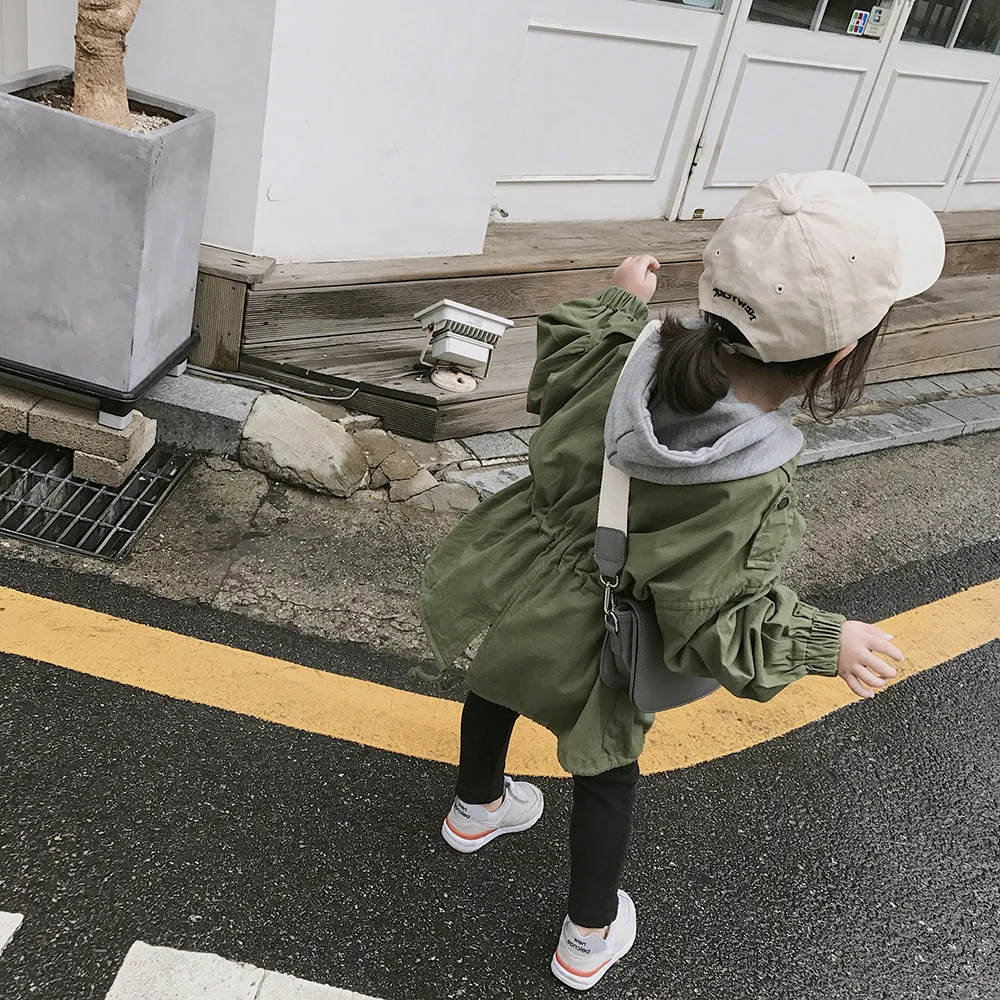 Детский плащ для мальчиков и девочек; однотонная верхняя одежда; Весенняя ветровка с капюшоном для малышей; модная повседневная куртка в Корейском стиле