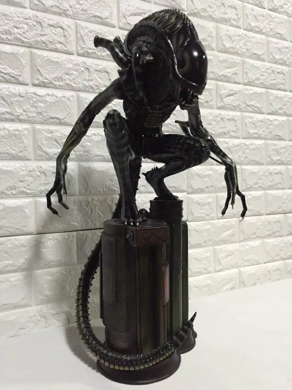 

1:4 scale Alien vs Predator 60cm Felt a crouching like AVP Alien Warrior hand model furnishing articles