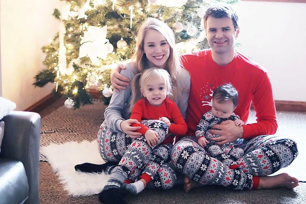 Рождественские пижамы для маленьких мальчиков и девочек; пижамы с рисунком оленя; одежда для сна в семейном стиле; комплект одинаковой одежды для мамы и меня; футболка и штаны