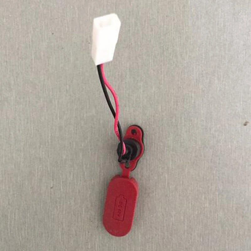 Крышка с отверстием для интерфейса зарядки аккумулятора электрического скутера