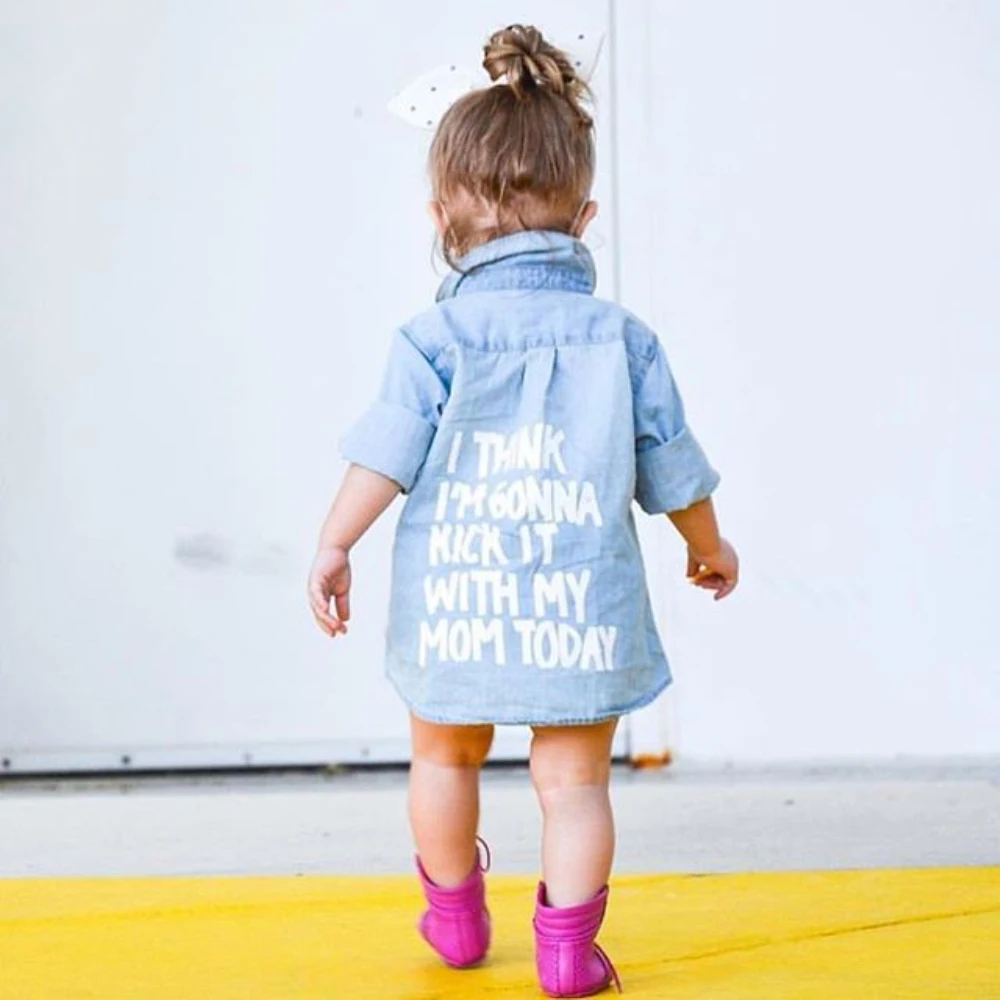 От 2 до 7 лет-осенние Рубашки для маленьких девочек топы джинсовая рубашка с длинными рукавами и надписью теплое пальто