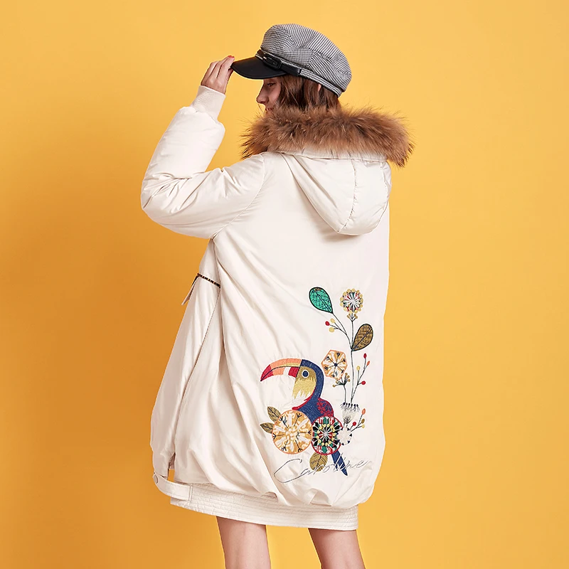 ARTKA, зимнее Новое Женское пальто с вышивкой из мультфильма, 90% белый утиный пух, Воротник из меха енота, с капюшоном, плотное свободное пуховое пальто ZK15293D