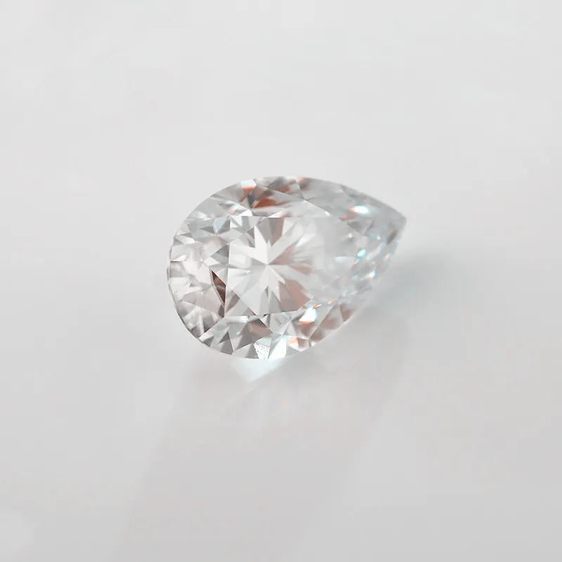 Груша огранка Lad Gemstone Moissanite рядом с бриллиантами 3 карат 7x11 мм D Тест цвета