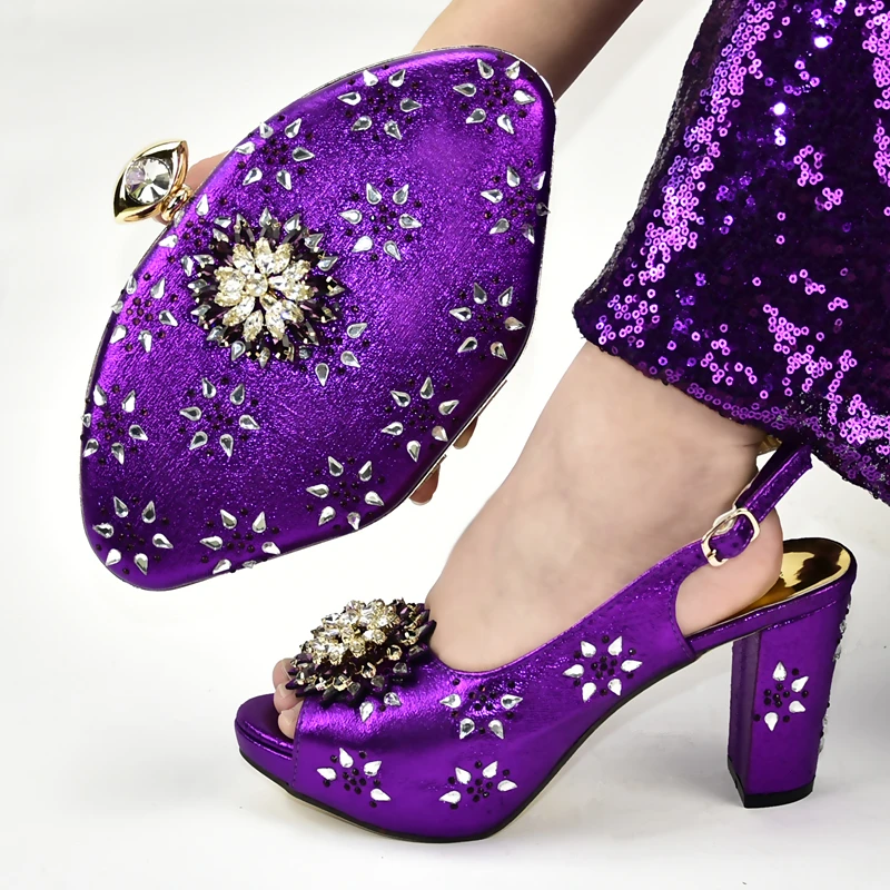 Итальянская обувь серебристого цвета с сумочкой в комплекте; свадебные туфли; женская обувь; туфли-лодочки на высоком каблуке со стразами; Туфли на каблуке с сумочкой; стразы