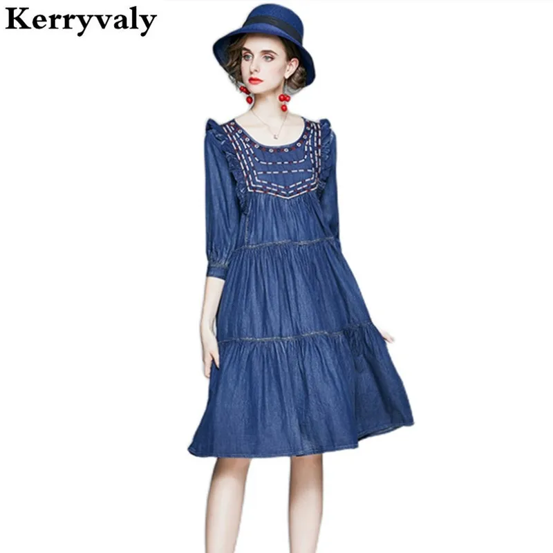 Женское джинсовое платье в национальном стиле с вышивкой и застежкой-шнуровкой