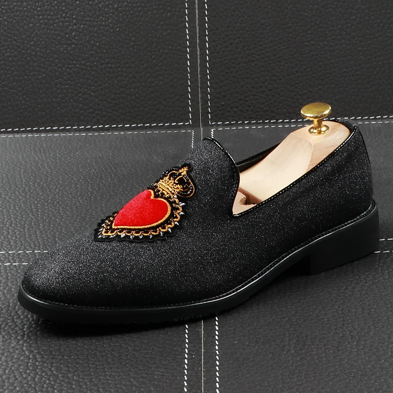 Высококачественная роскошная дизайнерская мужская официальная обувь золотистого цвета с острым носком; Британский значок с сердцем; лоферы с вышивкой; модельные туфли; лучший подарок