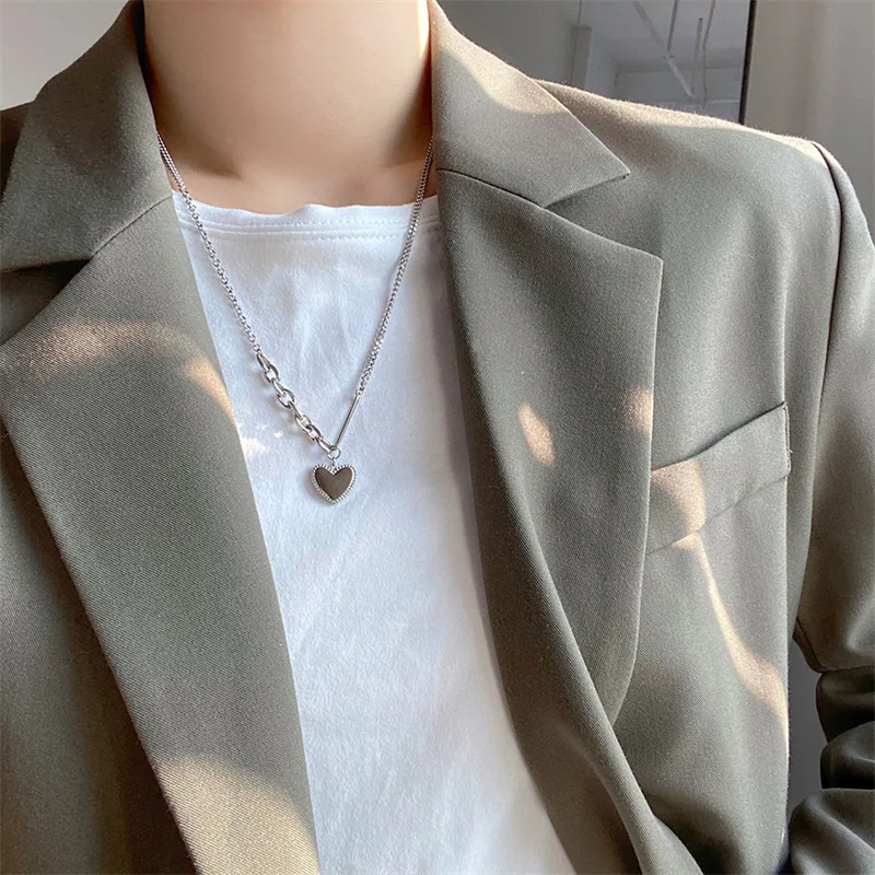 Kpop Black Heart Necklace French Metal Love Clavicle Chain Korean Simple Female Short Pendanklace Female Short Pendant for Women 