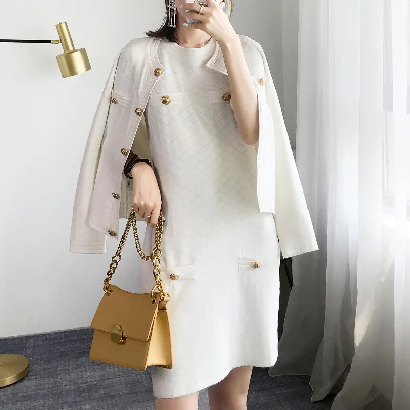 

Early autumn 2019 ringgit gold button knitted cardigan short + sleeveless medium length knitted dress set