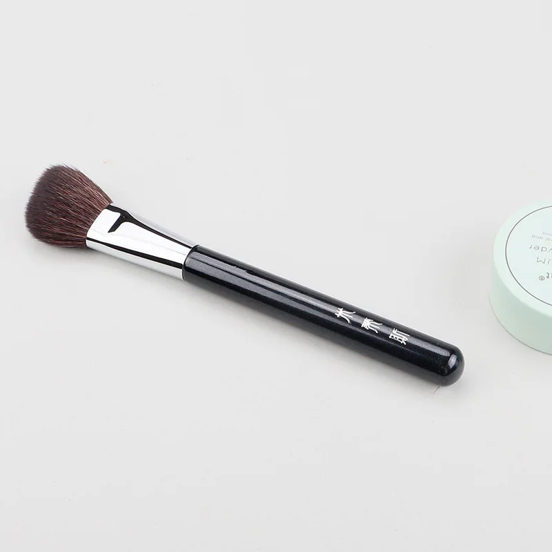 

1Pcs Basic Facial Makeup Brush Beveled Retouching Brush Art Setting Smudge Pen Highlighter Professional Makeup Tool