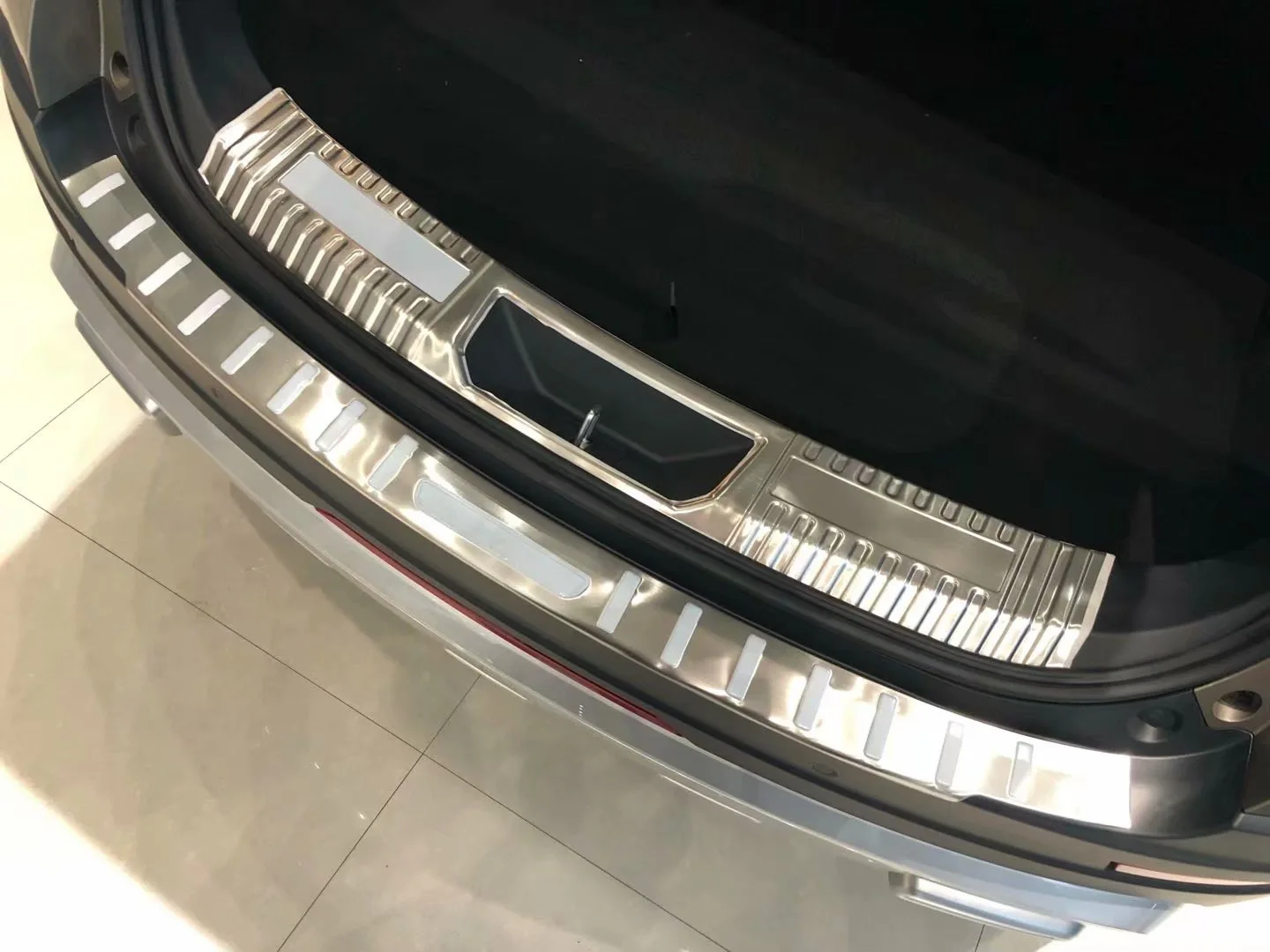 19 Geely glowa ji Built-in Back Fender Trunk Guard Article Threshold Only Modified Trunk Trim