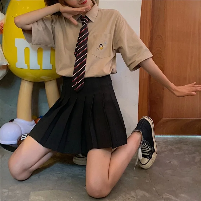 японские школьницы ноги. короткая юбка в школе. ножки школьниц в колготках. девушки в гольфах и в юбках. под школьной юбкой.