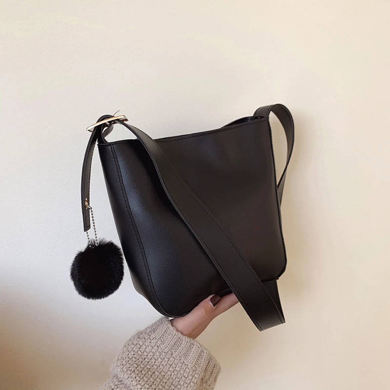 

Wide shoulder strap diagonal bag lady 2020 bag summer new fashion wild ins single shoulder simple casual bucket bag
