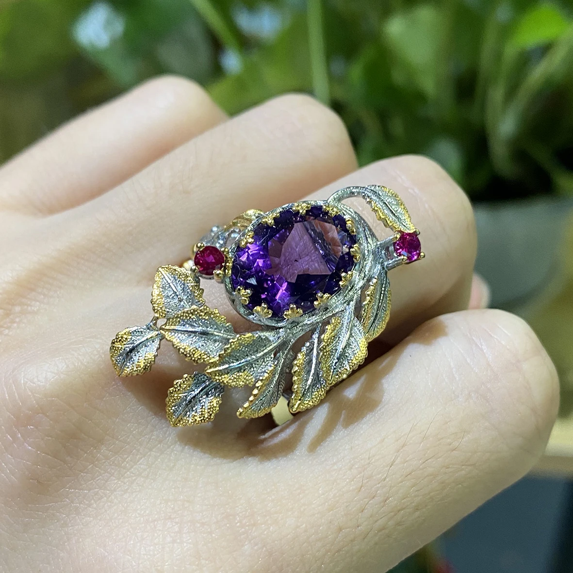 

Vintage Classic Precise 925 Sterling Silver Inlaid Amethystine Multi Leaf Ring