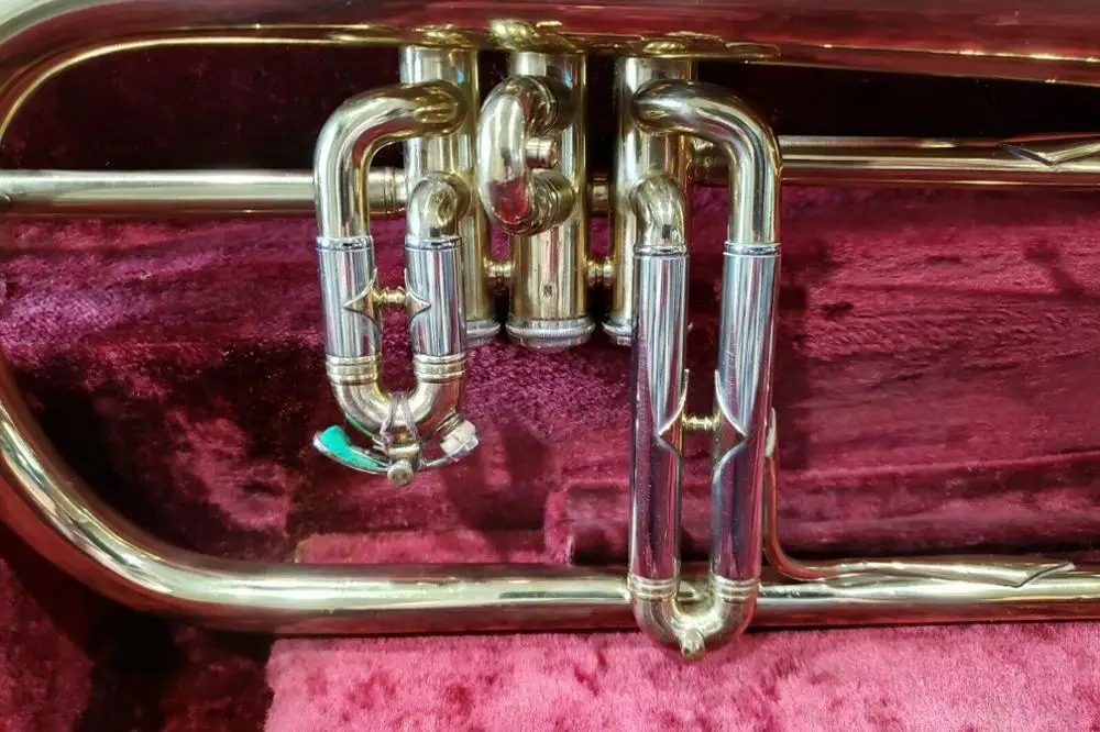 Bb Flugelhorn Brass lacquered gold Musical instrument Professional Wiht Case Mounthpiece