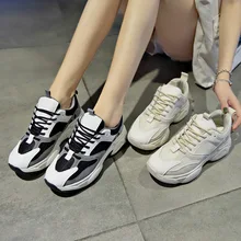 Стильная женская повседневная обувь; кожаные кроссовки на платформе для влюбленных; Harajuku; обувь на толстой плоской подошве; теннисная обувь на танкетке; цвет белый