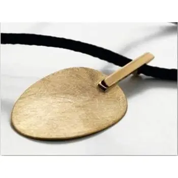 

Pendant gold designer Angel Schlesser sheet nuanced.