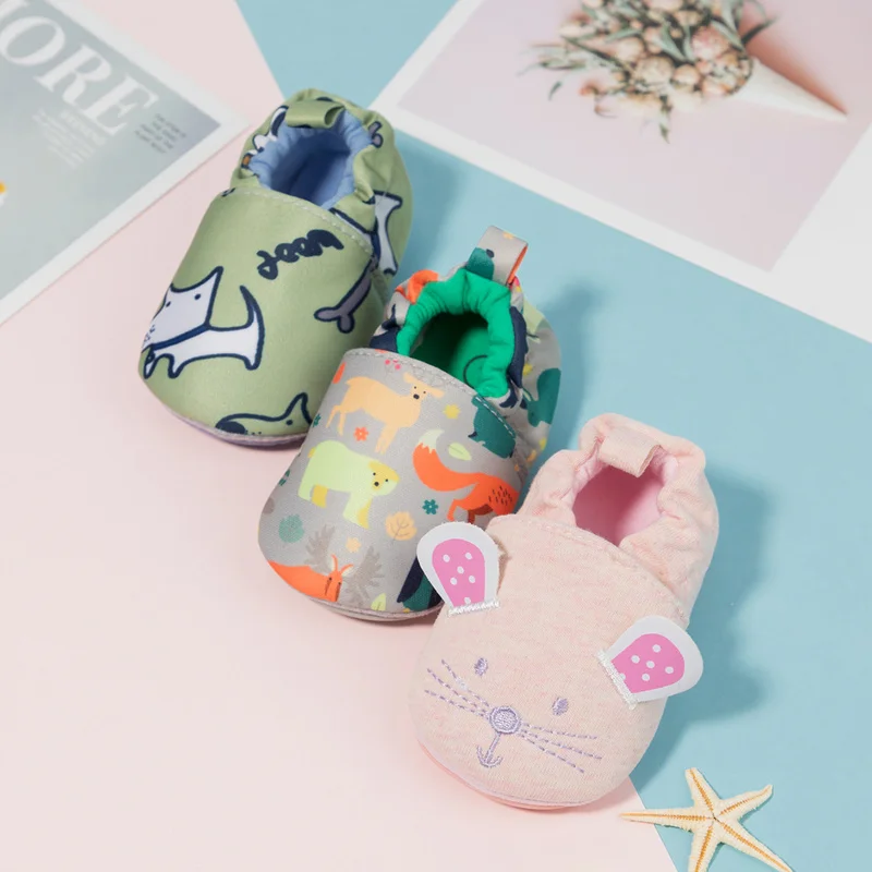 Обувь для малышей Мягкая резиновая нескользящая, обувь для первых шагов, для мальчиков и девочек, мокасины для новорожденных 2021 популярная обувь для новорожденных мальчиков и девочек обувь для первых шагов обувь для малышей мягкая нескользящая подошва красивая