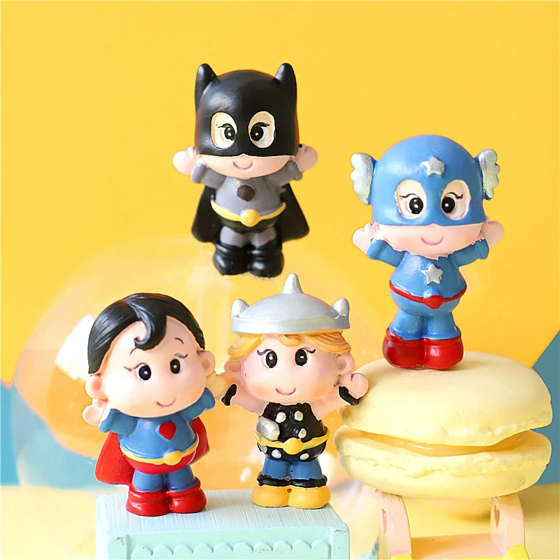 Красно-синий милый торт для маленьких мальчиков с изображением героя топ