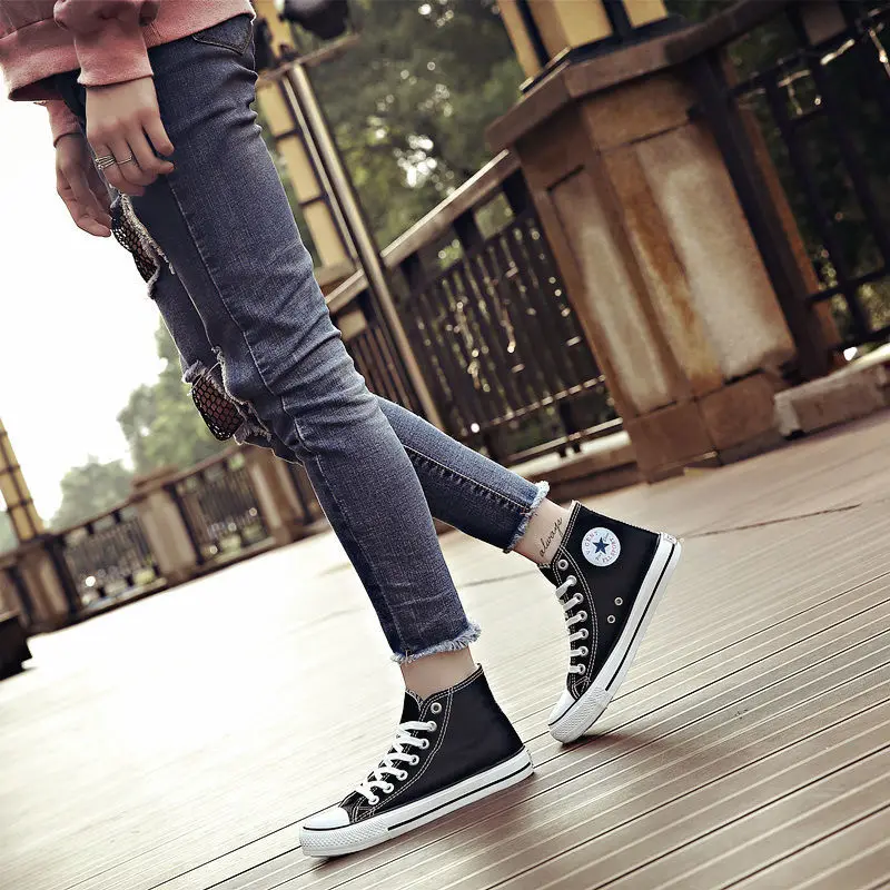 

Black high-top canvas shoes for female students